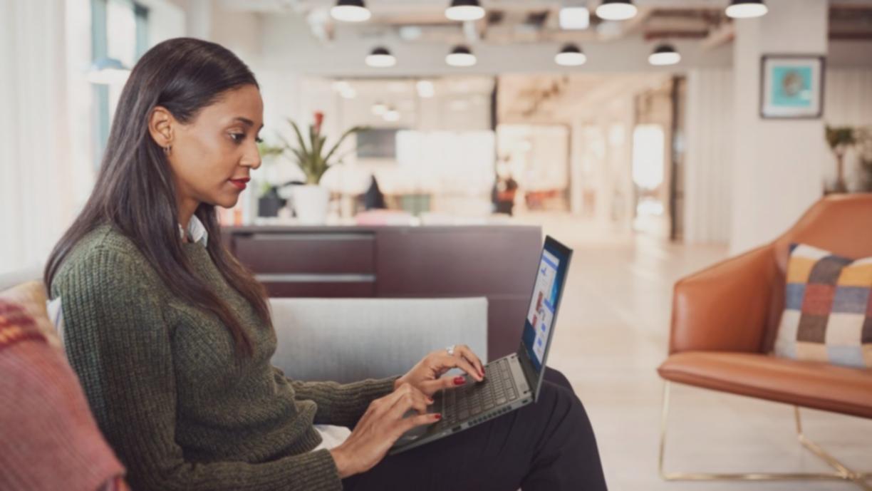 SEO Analytics Arbeitsbereich mit Datenvisualisierung